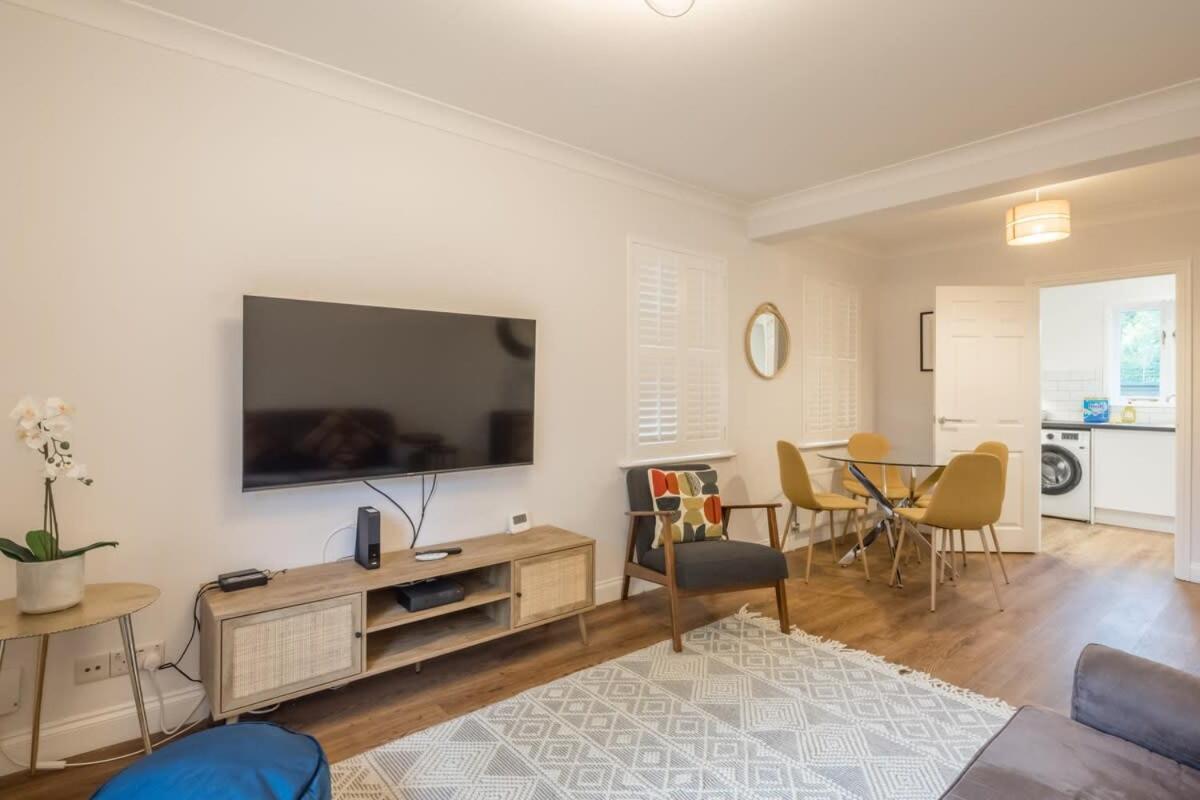 Lovely 1 Bed Apartment With Free Parking & Garden CBG Eksteriør bilde