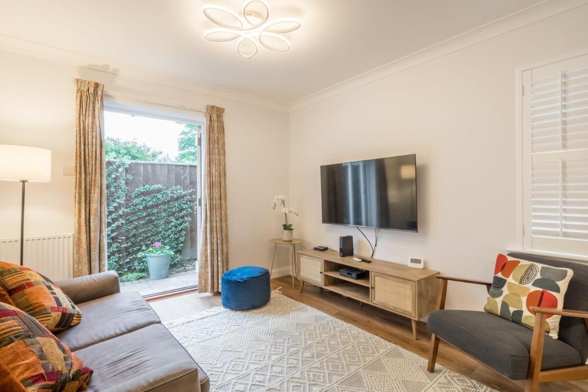 Lovely 1 Bed Apartment With Free Parking & Garden CBG Eksteriør bilde