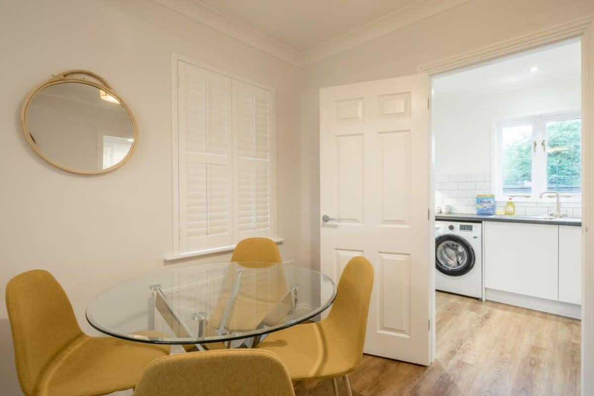Lovely 1 Bed Apartment With Free Parking & Garden CBG Eksteriør bilde
