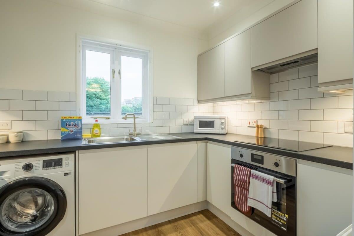 Lovely 1 Bed Apartment With Free Parking & Garden CBG Eksteriør bilde