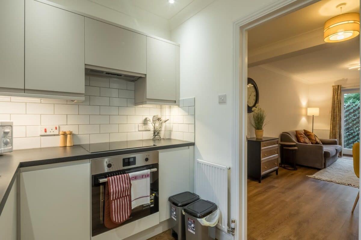 Lovely 1 Bed Apartment With Free Parking & Garden CBG Eksteriør bilde
